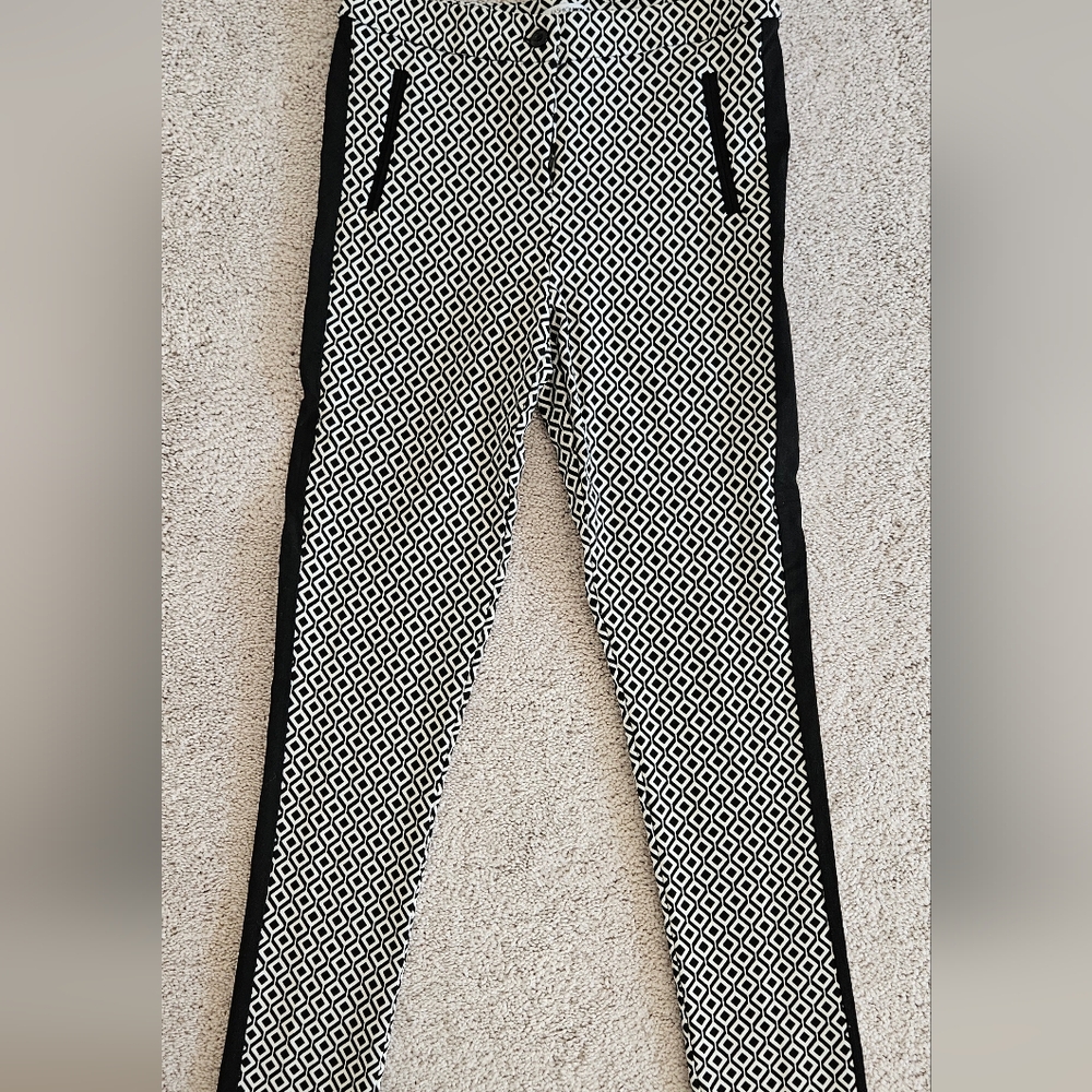 🤍🖤Black and white patterned pants. Fashion Nova. Size Small